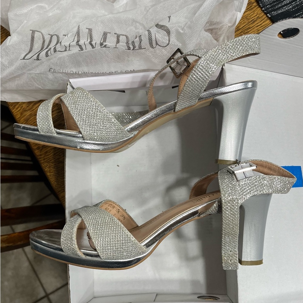 Dream Pairs sz 9 silver heels